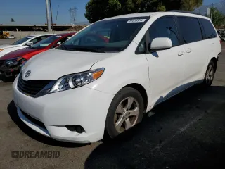 2014 Toyota Sienna LE AAS z VIN 5TDKK3DC0ES494602, wystawiony jako Copart lot #64659934 z przebiegiem 133 223 mil mil oraz Szkoda całkowita • Salvage title. Historia ofert i sprzedaży dostępna na DreamBid. Obrazek 1.