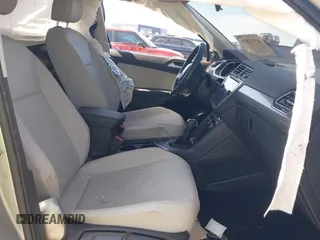 2020 Volkswagen Tiguan SE with VIN 3VV3B7AX8LM077472, listed as a IAAI auction lot 41933521 with 52,028 mi miles and . Bid and sale history available at DreamBid. Image 5.