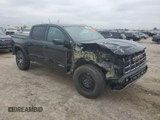2024 GMC Canyon 4WD AT4 z VIN 1GTP6DEK1R1185858, wystawiony jako Copart lot #45866495 z przebiegiem 2069 mil mil oraz Szkody całkowita. Historia ofert i sprzedaży dostępna na DreamBid. Obrazek 4.