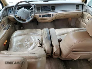 1997 Lincoln Town Car Signature z VIN 1LNLM82W8VY705599, wystawiony jako Copart lot #53096165 z przebiegiem 166 585 mil mil oraz Tytuł czysty. Historia ofert i sprzedaży dostępna na DreamBid. Obrazek 8.