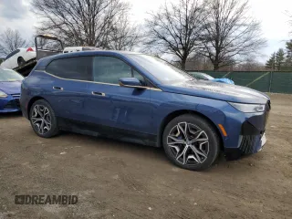 2023 BMW iX xDrive50 z VIN WB523CF0XPCL15501, wystawiony jako Copart lot #46117065 z przebiegiem 14 695 mil mil oraz Szkoda całkowita • Salvage title. Historia ofert i sprzedaży dostępna na DreamBid. Obrazek 4.