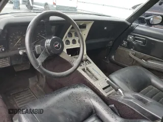 1981 Chevrolet Corvette z VIN 1G1AY8763BS401984, wystawiony jako Copart lot #58464195 z przebiegiem 33 180 mil mil oraz Tytuł czysty. Historia ofert i sprzedaży dostępna na DreamBid. Obrazek 8.