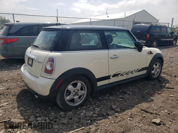 2011 MINI Hardtop z VIN WMWSU3C54BT097885, wystawiony jako Copart lot #55574545 z przebiegiem 133 527 mil mil oraz Szkoda całkowita • Salvage title. Historia ofert i sprzedaży dostępna na DreamBid. Obrazek 3.
