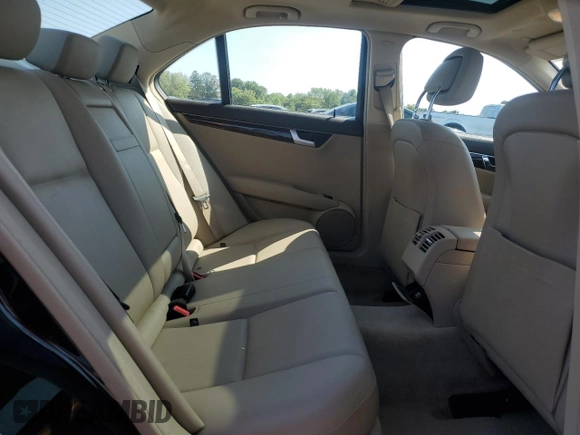 2013 Mercedes-Benz C 300 Sport z VIN WDDGF8AB2DG104911, wystawiony jako Copart lot #71530664 z przebiegiem 125 565 mil mil oraz Szkoda całkowita • Salvage title. Historia ofert i sprzedaży dostępna na DreamBid. Obrazek 10.