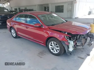 2017 Volkswagen Passat S z VIN 1VWAT7A38HC056207, wystawiony jako IAAI lot #42586003 z przebiegiem 114 329 mil mil oraz . Historia ofert i sprzedaży dostępna na DreamBid. Obrazek 1.
