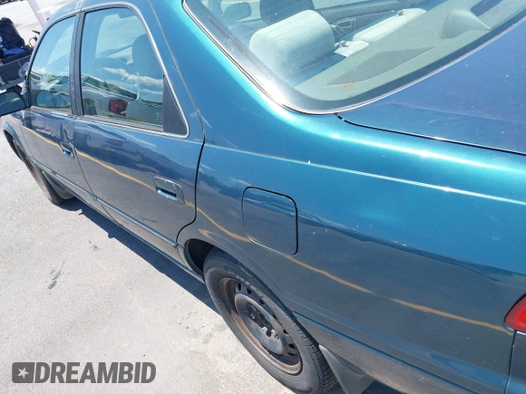 1998 Toyota Camry LE z VIN 4T1BF22K1WU927328, wystawiony jako IAAI lot #42534974 z przebiegiem 74 368 mil mil oraz . Historia ofert i sprzedaży dostępna na DreamBid. Obrazek 16.