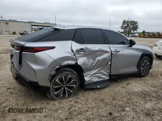 2024 Lexus RZ 300e Premium z VIN JTJABABB2RA000668, wystawiony jako Copart lot #71710714 z przebiegiem 9387 mil mil oraz Szkody całkowita. Historia ofert i sprzedaży dostępna na DreamBid. Obrazek 3.