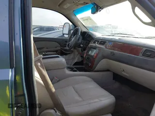 2010 Chevrolet Tahoe LT z VIN 1GNUKBE07AR213502, wystawiony jako IAAI lot #41796949 z przebiegiem 267 196 mil mil oraz . Historia ofert i sprzedaży dostępna na DreamBid. Obrazek 5.