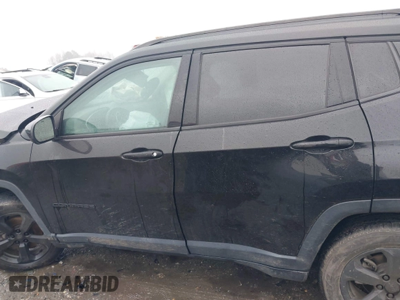 2018 Jeep Compass Latitude with VIN 3C4NJDBB0JT298644, listed as a IAAI auction lot 41581635 with 101,077 mi miles. Bid and sale history available at carsss.com. Image 14.