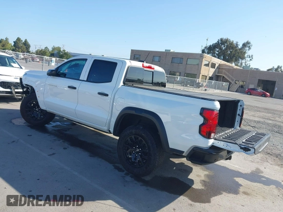 2024 Chevrolet Colorado 4WD Trail Boss z VIN 1GCPTEEK5R1117187, wystawiony jako IAAI lot #42355825 z przebiegiem 10 837 mil mil oraz . Historia ofert i sprzedaży dostępna na DreamBid. Obrazek 3.