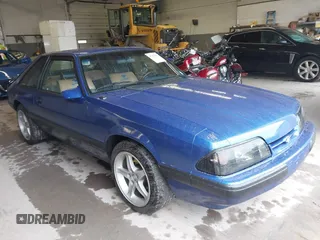 1988 Ford Mustang z VIN 1FABP41A1JF126570, wystawiony jako IAAI lot #42227003 z przebiegiem 50 640 mil mil oraz . Historia ofert i sprzedaży dostępna na DreamBid. Obrazek 1.