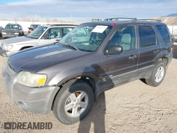 2005 Ford Escape Hybrid with VIN 1FMCU96H45KD29925, listed as a IAAI auction lot 41346475 with 209,922 mi miles. Bid and sale history available at carsss.com. Image 2.