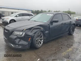 2015 Chrysler 300 S z VIN 2C3CCABG9FH780710, wystawiony jako Copart lot #57951145 z przebiegiem 126 268 mil mil oraz Szkoda całkowita • Salvage title. Historia ofert i sprzedaży dostępna na DreamBid. Obrazek 1.