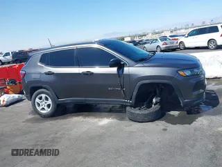 2022 Jeep Compass Sport z VIN 3C4NJDAB5NT205642, wystawiony jako IAAI lot #42130466 z przebiegiem 52 713 mil mil oraz . Historia ofert i sprzedaży dostępna na DreamBid. Obrazek 13.