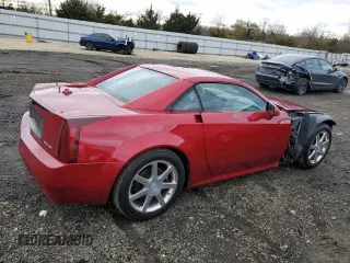 2004 Cadillac XLR z VIN 1G6YV34A845603928, wystawiony jako Copart lot #79260073 z przebiegiem 51 336 mil mil oraz Szkody całkowita. Historia ofert i sprzedaży dostępna na DreamBid. Obrazek 3.