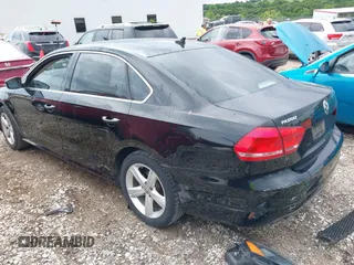 2013 Volkswagen Passat SE z VIN 1VWBN7A34DC109784, wystawiony jako IAAI lot #42302931 z przebiegiem 137 009 mil mil oraz . Historia ofert i sprzedaży dostępna na DreamBid. Obrazek 3.