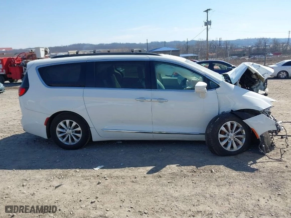 2017 Chrysler Pacifica Touring-L with VIN 2C4RC1BGXHR711916, listed as a IAAI auction lot 41768560 with NaN miles. Bid and sale history available at carsss.com. Image 13.
