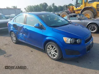 2016 Chevrolet Sonic LT z VIN 1G1JC5SG3G4144334, wystawiony jako IAAI lot #42734882 z przebiegiem 87 411 mil mil oraz . Historia ofert i sprzedaży dostępna na DreamBid. Obrazek 1.