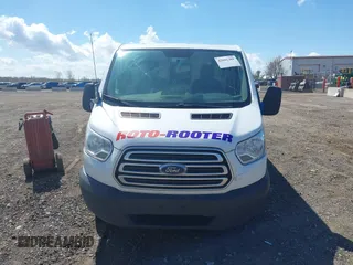 2015 Ford Transit Cargo z VIN 1FTNR1ZM1FKA46909, wystawiony jako IAAI lot #42092389 z przebiegiem 216 806 mil mil oraz . Historia ofert i sprzedaży dostępna na DreamBid. Obrazek 12.