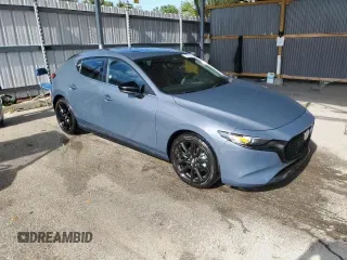 2024 Mazda 3 S Carbon Edition z VIN JM1BPBLM3R1709768, wystawiony jako Copart lot #57072455 z przebiegiem 3 815 mil mil oraz Czysty tytuł • Clean title. Historia ofert i sprzedaży dostępna na DreamBid. Obrazek 1.