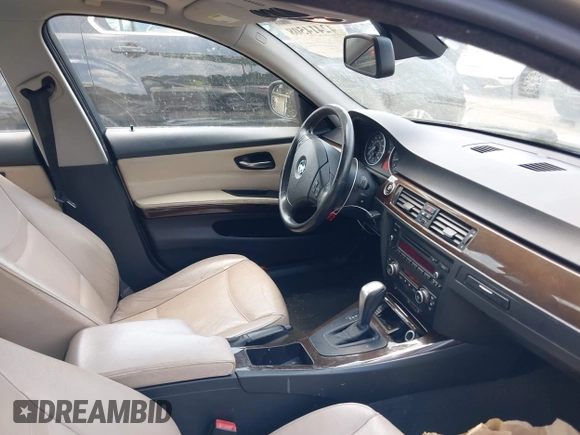 2009 BMW 3 Series 328i xDrive z VIN WBAPK53599A511983, wystawiony jako IAAI lot #42414508 z przebiegiem 164 130 mil mil oraz . Historia ofert i sprzedaży dostępna na DreamBid. Obrazek 5.