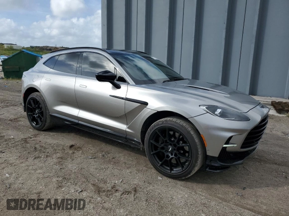 2023 Aston Martin DBX 707 z VIN SD7VUJBW0PTV08298, wystawiony jako Copart lot #77753224 z przebiegiem 3587 mil mil oraz Szkody całkowita. Historia ofert i sprzedaży dostępna na DreamBid. Obrazek 4.