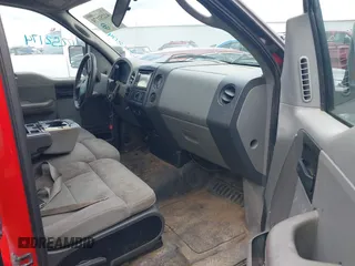 2004 Ford F-150 XL z VIN 1FTRF12W74KD85418, wystawiony jako IAAI lot #42252174 z przebiegiem 291 196 mil mil oraz . Historia ofert i sprzedaży dostępna na DreamBid. Obrazek 5.