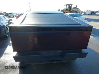 2024 Tesla Cybertruck z VIN 7G2CEHED3RA021703, wystawiony jako IAAI lot #41392666 z przebiegiem 7 244 mil mil oraz . Historia ofert i sprzedaży dostępna na DreamBid. Obrazek 16.