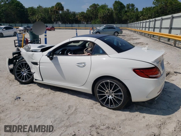 2018 Mercedes-Benz SLC 300 z VIN WDDPK3JA6JF152323, wystawiony jako Copart lot #51812223 z przebiegiem 24 861 mil mil oraz . Historia ofert i sprzedaży dostępna na DreamBid. Obrazek 2.