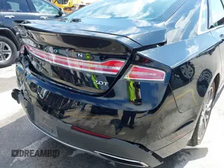 2017 Lincoln MKZ Premiere z VIN 3LN6L5A92HR628287, wystawiony jako IAAI lot #42474344 z przebiegiem 70 010 mil mil oraz . Historia ofert i sprzedaży dostępna na DreamBid. Obrazek 17.