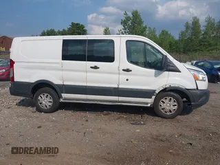 2015 Ford Transit Cargo z VIN 1FTNR1ZM5FKA65799, wystawiony jako IAAI lot #42473586 z przebiegiem 99 756 mil mil oraz . Historia ofert i sprzedaży dostępna na DreamBid. Obrazek 13.