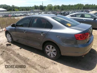 2014 Volkswagen Jetta SE z VIN 3VWD17AJ1EM412833, wystawiony jako IAAI lot #42351497 z przebiegiem 106 705 mil mil oraz . Historia ofert i sprzedaży dostępna na DreamBid. Obrazek 3.