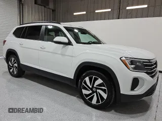 2024 Volkswagen Atlas SE z VIN 1V2HR2CA1RC546860, wystawiony jako Copart lot #55703805 z przebiegiem 33 296 mil mil oraz Czysty tytuł • Clean title. Historia ofert i sprzedaży dostępna na DreamBid. Obrazek 4.