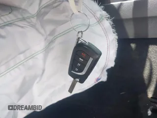 2022 Toyota Camry SE z VIN 4T1G11AK0NU057778, wystawiony jako IAAI lot #42094950 z przebiegiem 115 649 mil mil oraz . Historia ofert i sprzedaży dostępna na DreamBid. Obrazek 11.