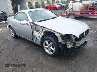 2001 Mercedes-Benz SLK 230/320 z VIN WDBKK65F61F223014, wystawiony jako IAAI lot #42193397 z przebiegiem 291 610 mil mil oraz . Historia ofert i sprzedaży dostępna na DreamBid. Obrazek 1.