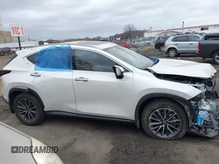 2025 Lexus NX 350 z VIN JTJAGCEZ0S2019256, wystawiony jako IAAI lot #41722719 z przebiegiem 8560 mil mil oraz . Historia ofert i sprzedaży dostępna na DreamBid. Obrazek 14.