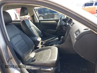 2014 Volkswagen Passat Wolfsburg Edition z VIN 1VWAT7A38EC075514, wystawiony jako IAAI lot #42032834 z przebiegiem 141 015 mil mil oraz . Historia ofert i sprzedaży dostępna na DreamBid. Obrazek 5.