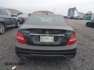 2013 Mercedes-Benz C 300 Sport z VIN WDDGF8AB0DR263382, wystawiony jako IAAI lot #42601043 z przebiegiem 106 154 mil mil oraz . Historia ofert i sprzedaży dostępna na DreamBid. Obrazek 16.