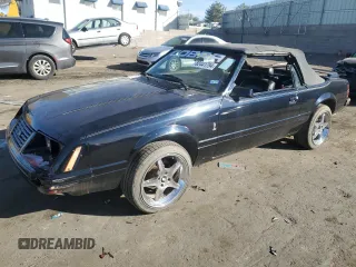 1984 Ford Mustang z VIN 1FABP27M8EF128103, wystawiony jako Copart lot #82441794 z przebiegiem 51 912 mil mil oraz Czysty tytuł • Clean title. Historia ofert i sprzedaży dostępna na DreamBid. Obrazek 1.