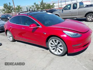 2018 Tesla Model 3 Long Range Battery z VIN 5YJ3E1EB4JF122412, wystawiony jako IAAI lot #41869536 z przebiegiem 83 027 mil mil oraz . Historia ofert i sprzedaży dostępna na DreamBid. Obrazek 1.