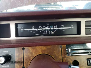 1982 Chevrolet Celebrity z VIN 1G1AW27RXCG123019, wystawiony jako Copart lot #77016544 z przebiegiem 57 150 mil mil oraz Tytuł czysty. Historia ofert i sprzedaży dostępna na DreamBid. Obrazek 9.