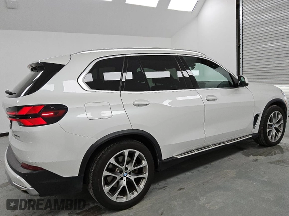 2024 BMW X5 xDrive40i z VIN 5UX23EU01R9T52728, wystawiony jako Copart lot #49401515 z przebiegiem 512 mil mil oraz Tytuł czysty. Historia ofert i sprzedaży dostępna na DreamBid. Obrazek 3.