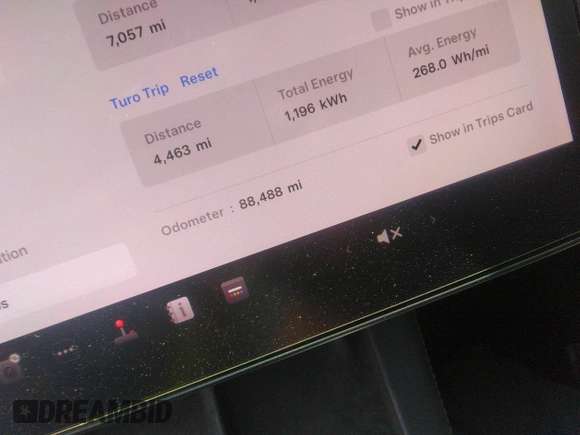 2022 Tesla Model Y Long Range z VIN 7SAYGDEE3NF385933, wystawiony jako IAAI lot #42059675 z przebiegiem 88 488 mil mil oraz . Historia ofert i sprzedaży dostępna na DreamBid. Obrazek 7.