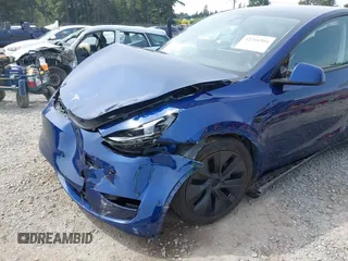 2024 Tesla Model Y Long Range z VIN 7SAYGDEEXRF128967, wystawiony jako IAAI lot #42216304 z przebiegiem 17 193 mil mil oraz . Historia ofert i sprzedaży dostępna na DreamBid. Obrazek 6.