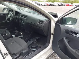 2014 Volkswagen Jetta S z VIN 3VW2K7AJ0EM367470, wystawiony jako IAAI lot #42186375 z przebiegiem 118 715 mil mil oraz . Historia ofert i sprzedaży dostępna na DreamBid. Obrazek 5.