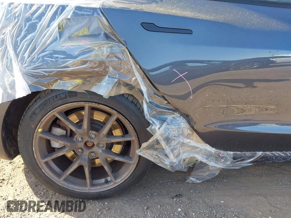 2022 Tesla Model 3 Long Range z VIN 5YJ3E1EB2NF183893, wystawiony jako IAAI lot #42130396 z przebiegiem 25 552 mil mil oraz . Historia ofert i sprzedaży dostępna na DreamBid. Obrazek 6.