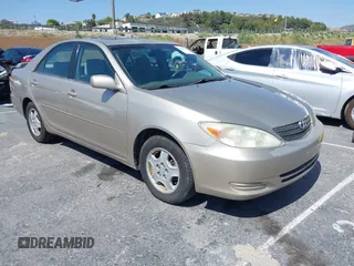 2002 Toyota Camry XLE z VIN 4T1BF32K32U537590, wystawiony jako IAAI lot #42316565 z przebiegiem 191 901 mil mil oraz . Historia ofert i sprzedaży dostępna na DreamBid. Obrazek 1.