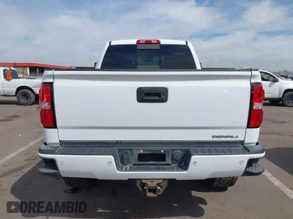 2016 GMC Sierra 2500HD Denali z VIN 1GT12UE88GF170375, wystawiony jako IAAI lot #41885873 z przebiegiem 150 108 mil mil oraz . Historia ofert i sprzedaży dostępna na DreamBid. Obrazek 16.