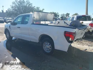 2024 Ford F-150 XL z VIN 1FTEX1KP7RKE49677, wystawiony jako IAAI lot #41592556 z przebiegiem 11 136 mil mil oraz . Historia ofert i sprzedaży dostępna na DreamBid. Obrazek 3.