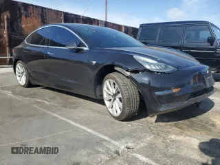 2018 Tesla Model 3 Long Range Battery z VIN 5YJ3E1EB7JF071438, wystawiony jako Copart lot #52996665 z przebiegiem 73 881 mil mil oraz Szkoda całkowita • Salvage title. Historia ofert i sprzedaży dostępna na DreamBid. Obrazek 4.
